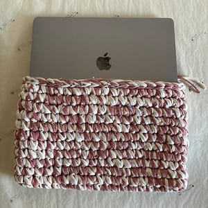 Pochette d’ordinateur au crochet