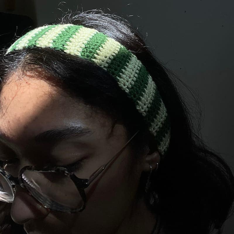 Bandeau au crochet avec deux nuances de vert. Un bandeau fait main en coton.