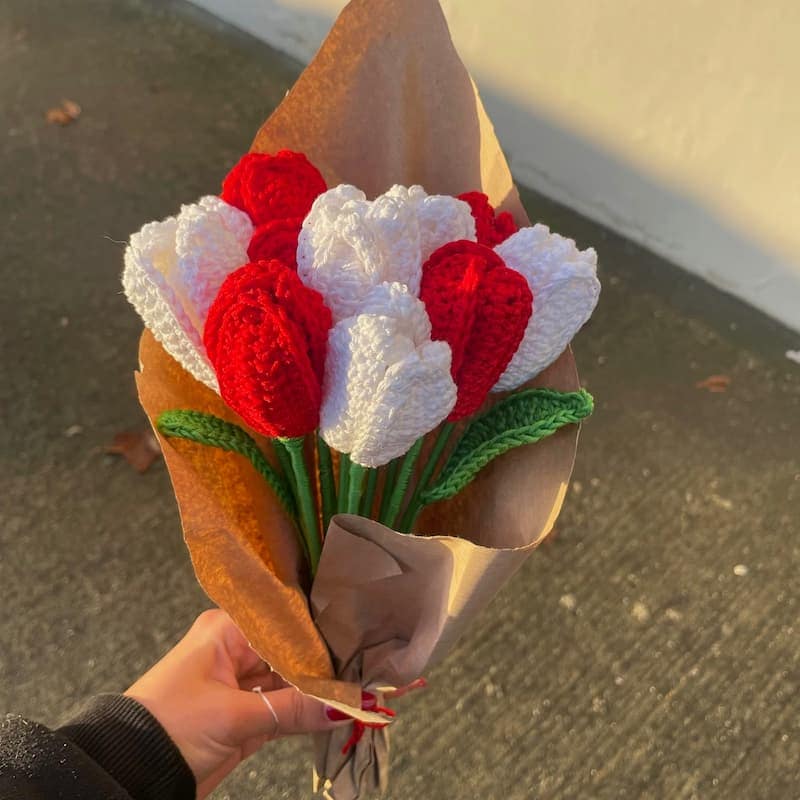 Bouquet de tulipes rouge et blanche faites au crochet, en coton et surtout à la main.