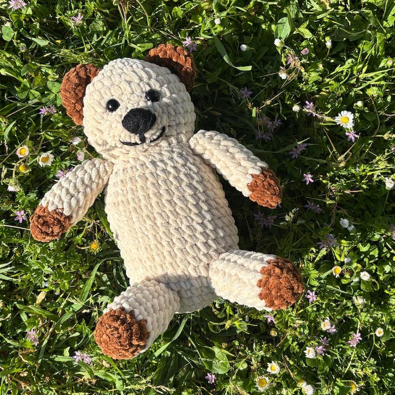 Peluche ours beige et marron fait au crochet par Yvanna Créa, créatrice de créations au crochet.