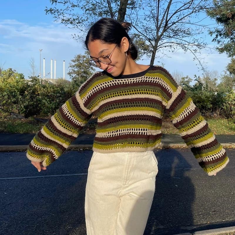 Pull au crochet fait main. Un pull rayé marron, vert et beige.