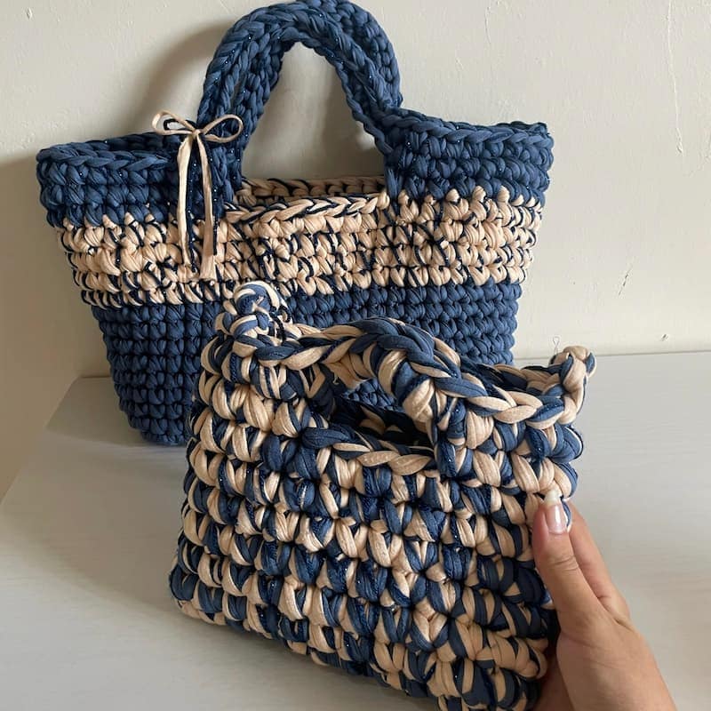 Sacs au crochet en fil t-shirt bleu et beige, faits à la main.