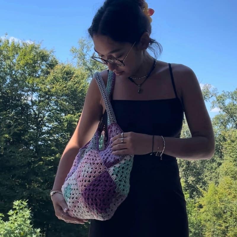 Sac granny square au crochet. Il est de plusieurs couleurs, mauve, violet, turquoise...
