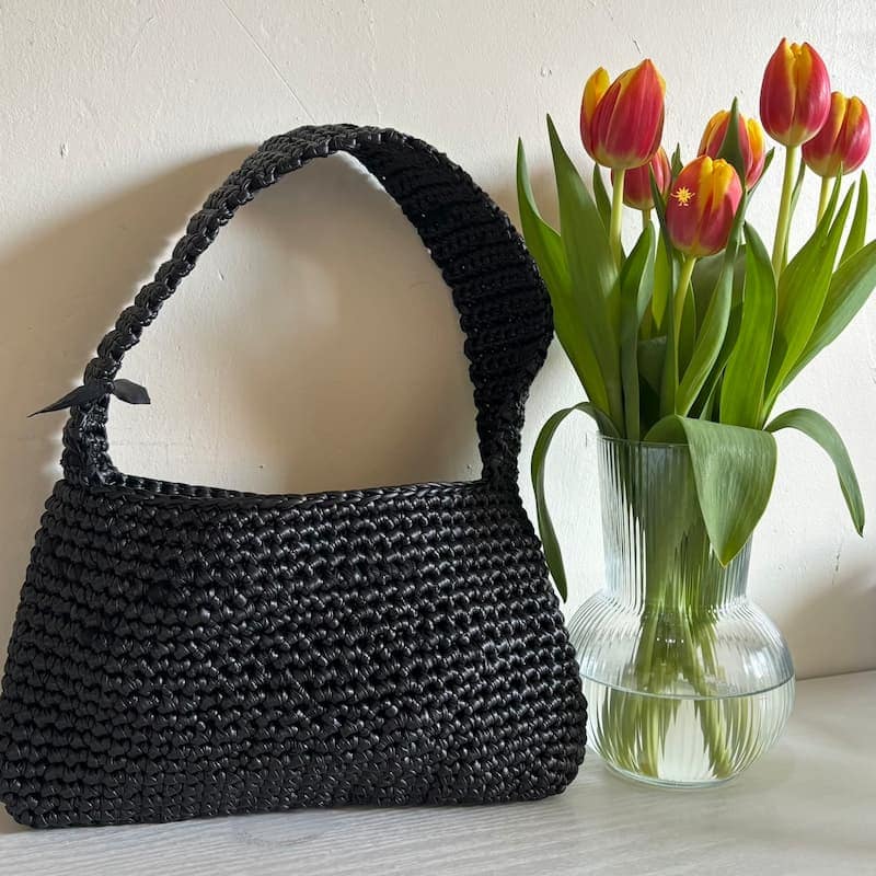 Sac en similicuir fait au crochet par Yvanna Créa, créatrice de créations au crochet.
